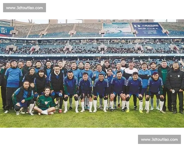 绿茵忆当年!大连名宿 32 香港明星队,齐秦梭鱼湾唱醉冬夜